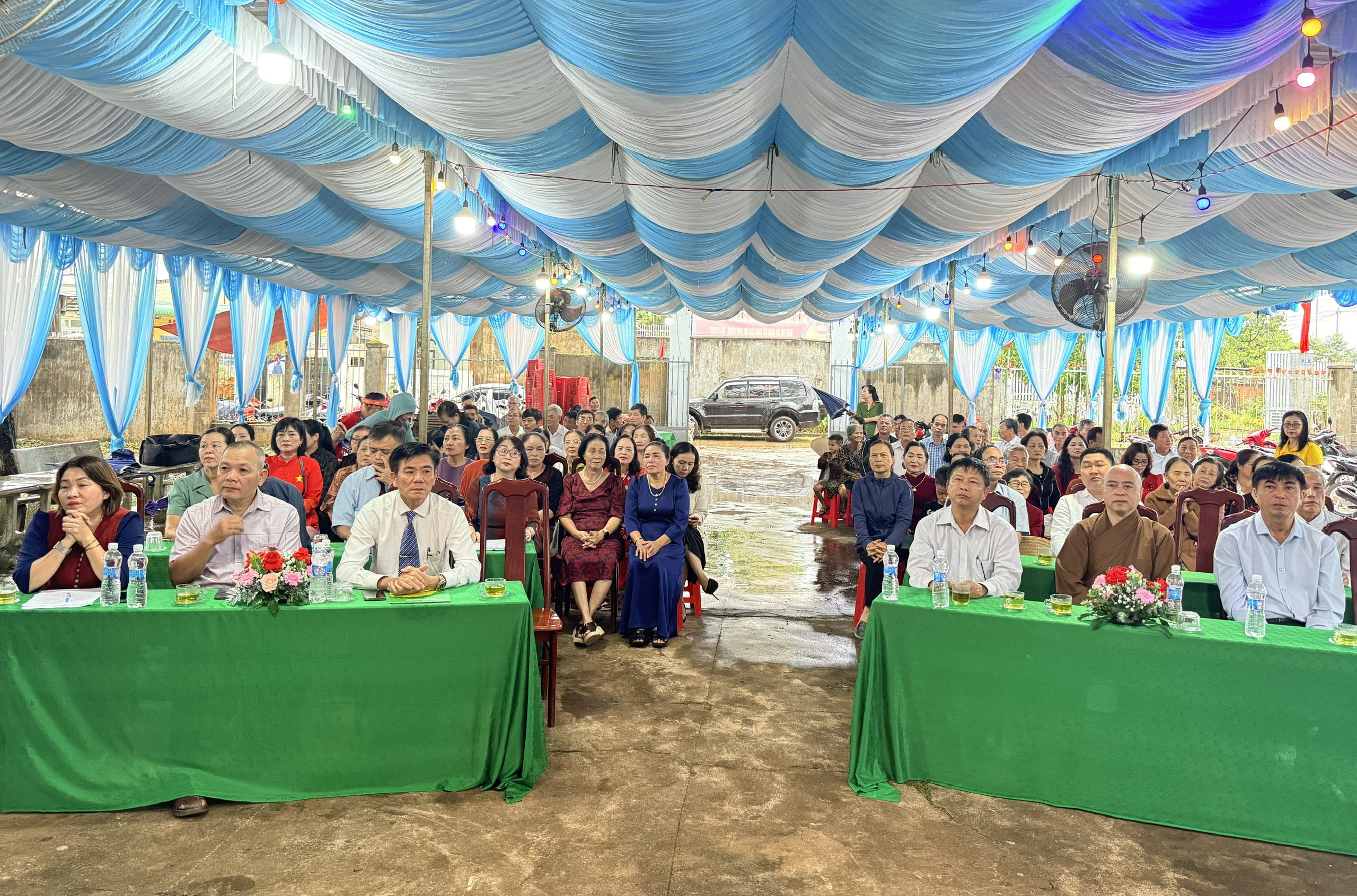 Các đại biểu tham dự ngày đại đoàn kết thôn Phú Sang